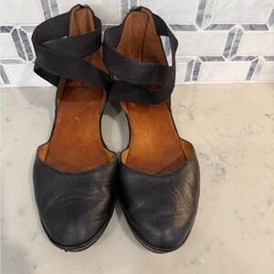 Gentle Souls by Kenneth Cole Noa Black Leather Flats